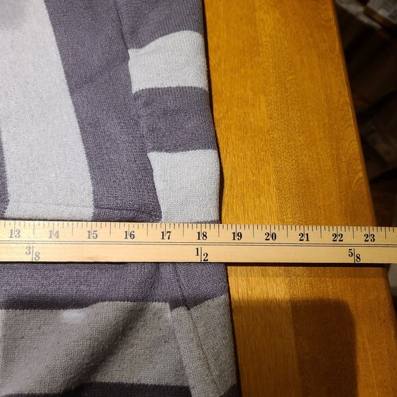 Kendall & Kylie Sweater Women’s XS/S Grey Black Striped Knit Crewneck Oversized - Picture 5 of 6